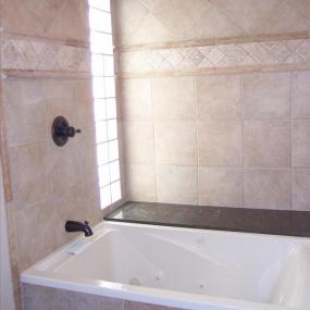 Bathtub with bench seating